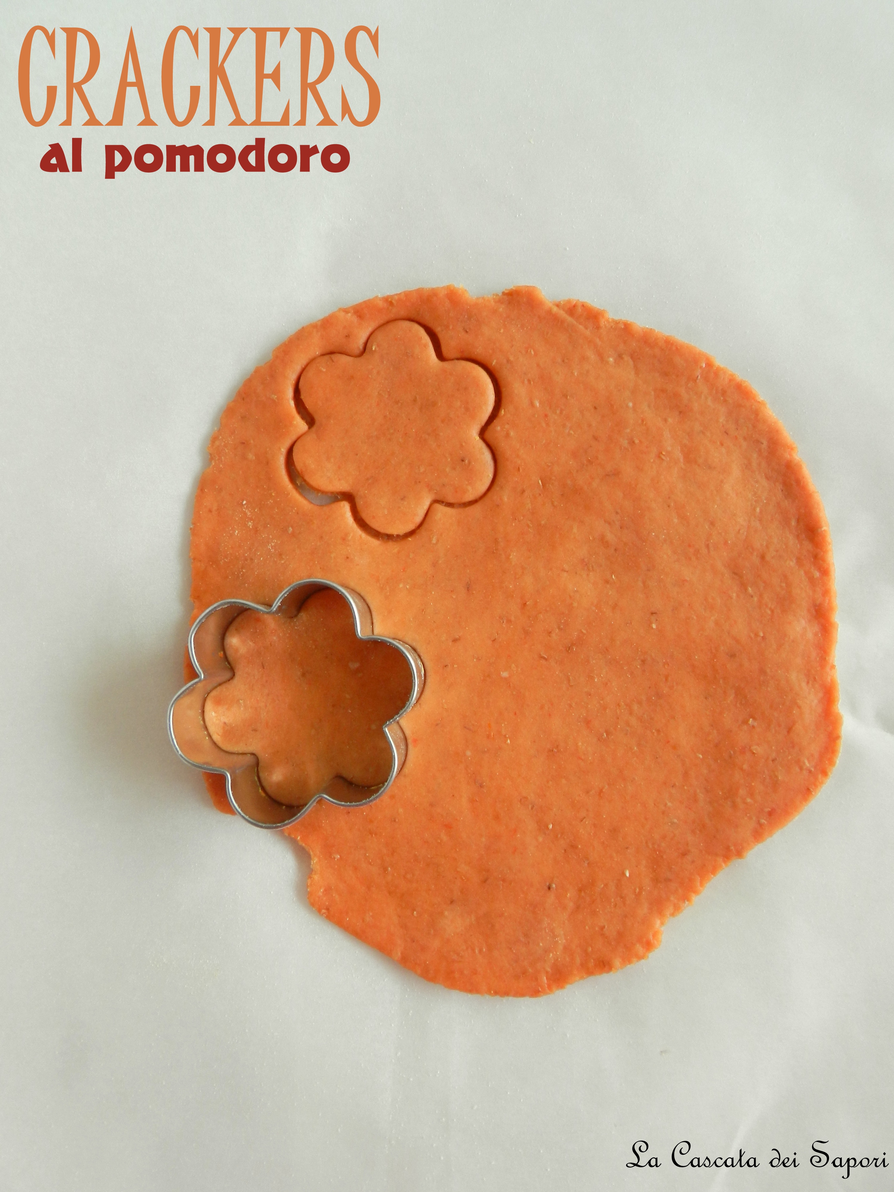 Crackers al pomodoro con crema di caprino fresco e basilico