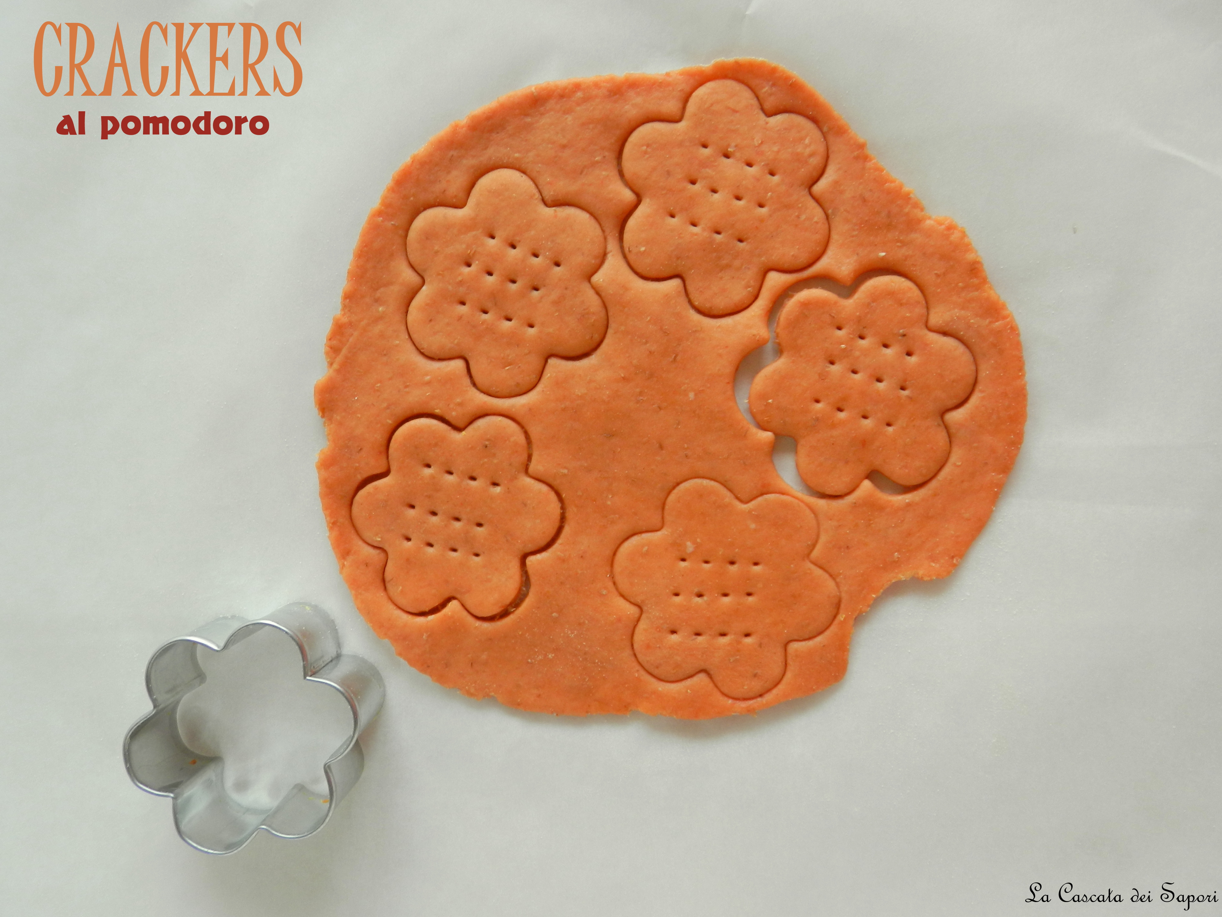 Crackers al pomodoro con crema di caprino fresco e basilico