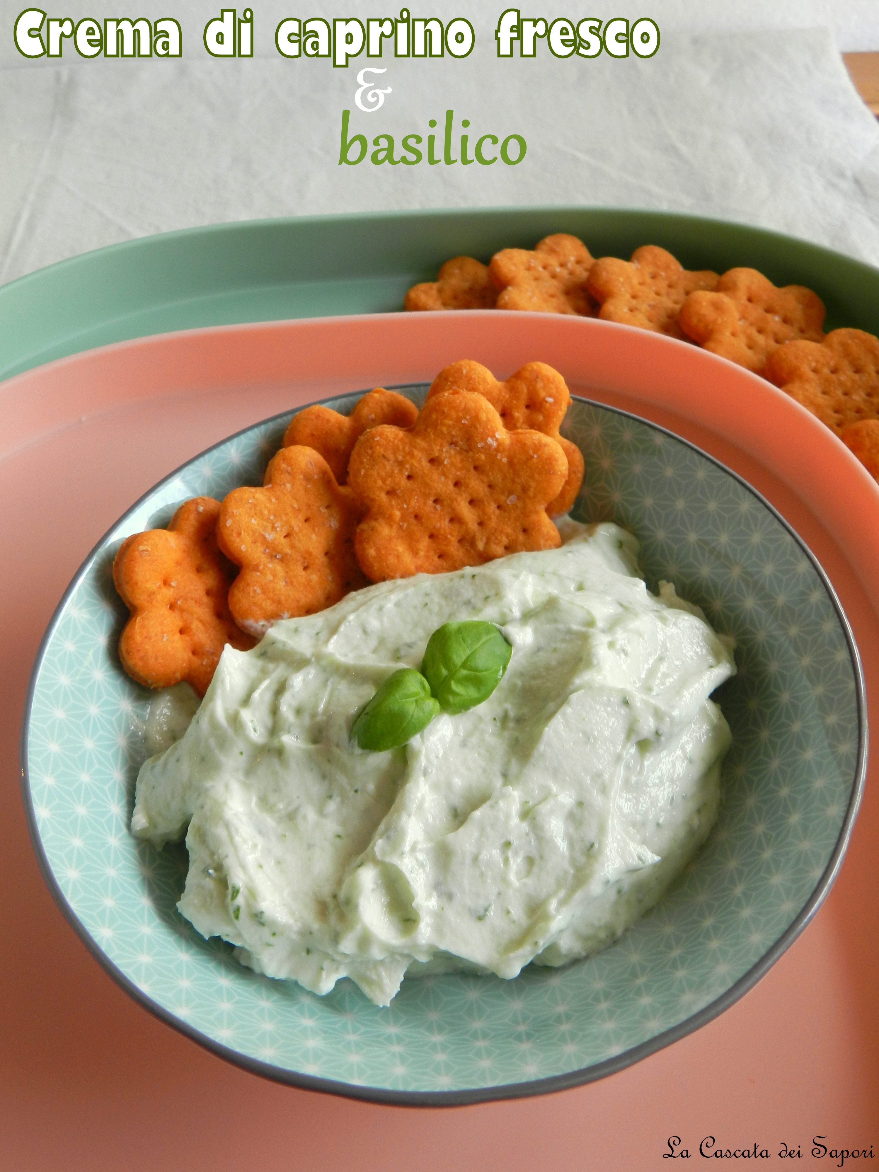 Crackers al pomodoro con crema di caprino fresco e basilico