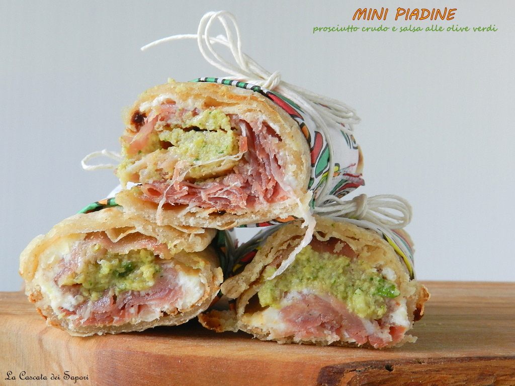 Mini-piadine-prosciutto-crudo-e-salsa-alle-olive-verdi