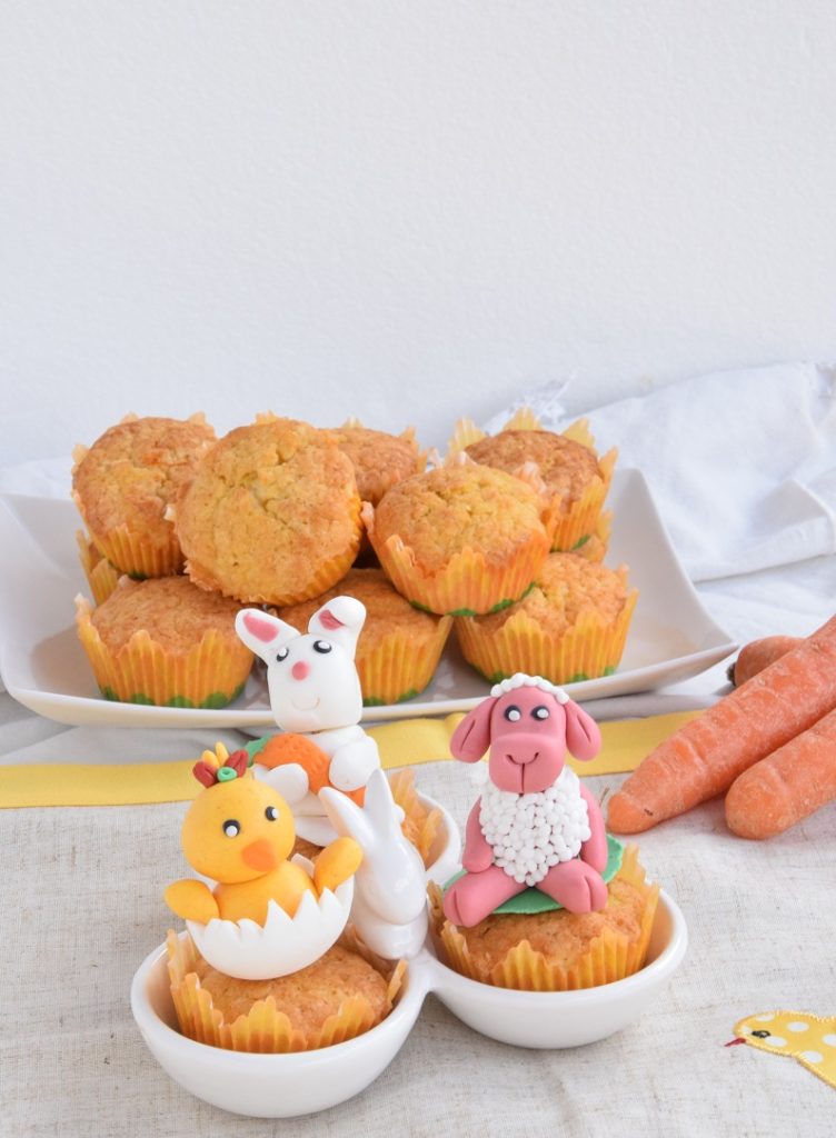 Cupcake di Pasqua alle carote con decorazioni in pasta di zucchero 