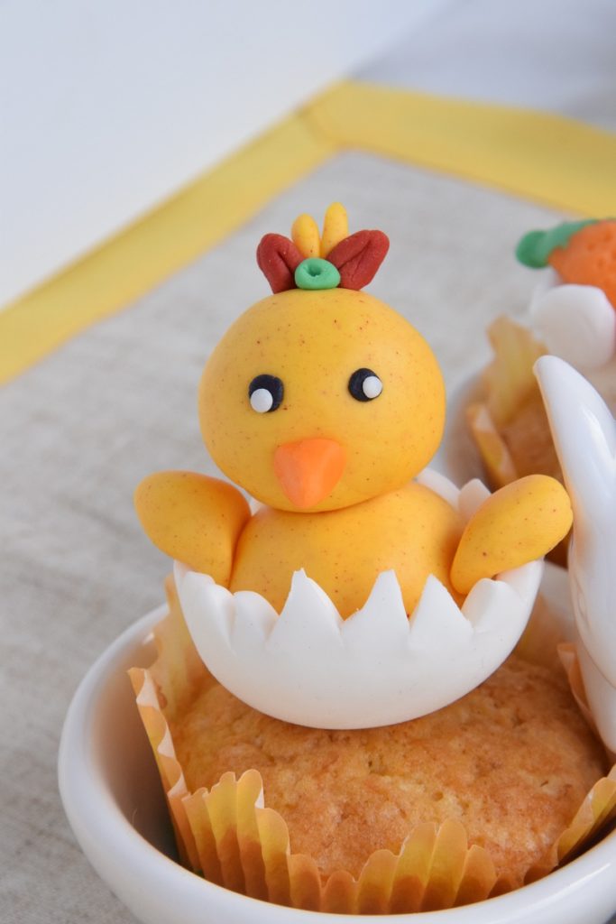 Cupcake di Pasqua alle carote con decorazioni in pasta di zucchero