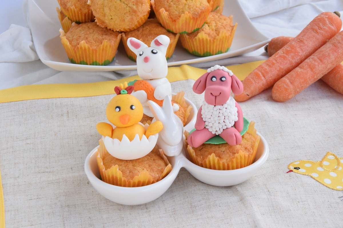 Cupcake di Pasqua alle carote con decorazioni in pasta di zucchero