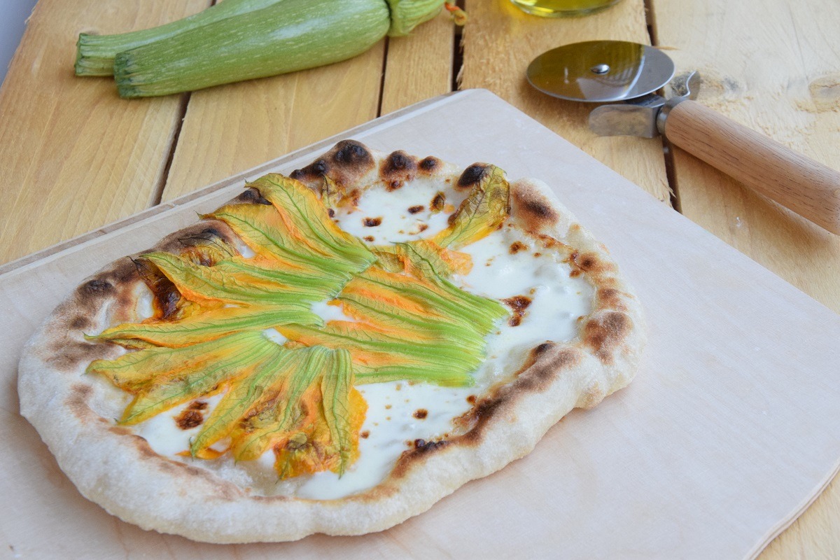 Pizza Bianca con Fiori di Zucchine e Stracchino
