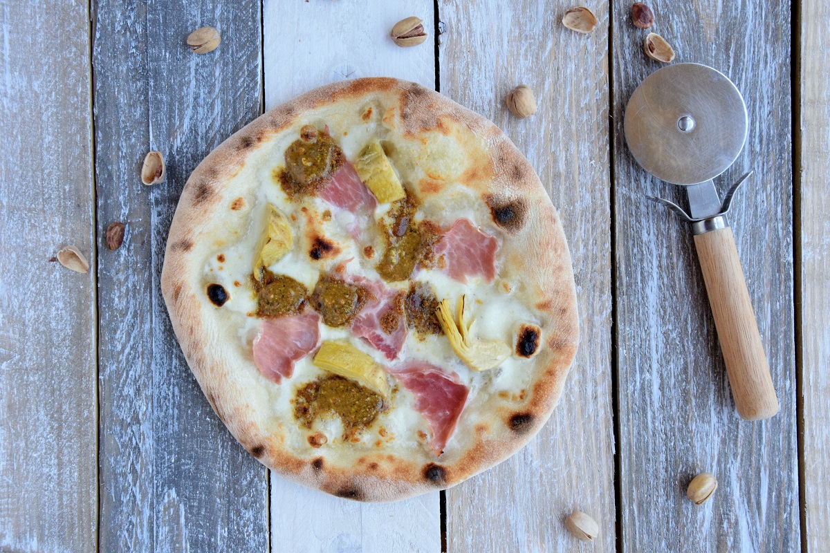 Pizza bianca con prosciutto, carciofi e pesto di pistacchi per PASSIAMOLE IN RIVISTA