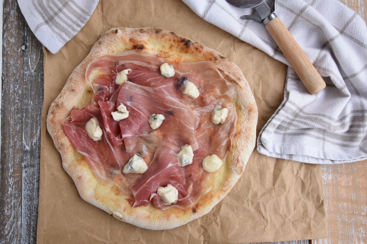 Pizza con Prosciutto Crudo di Cuneo D.O.P. e Gorgonzola dolce per l’Italia nel Piatto