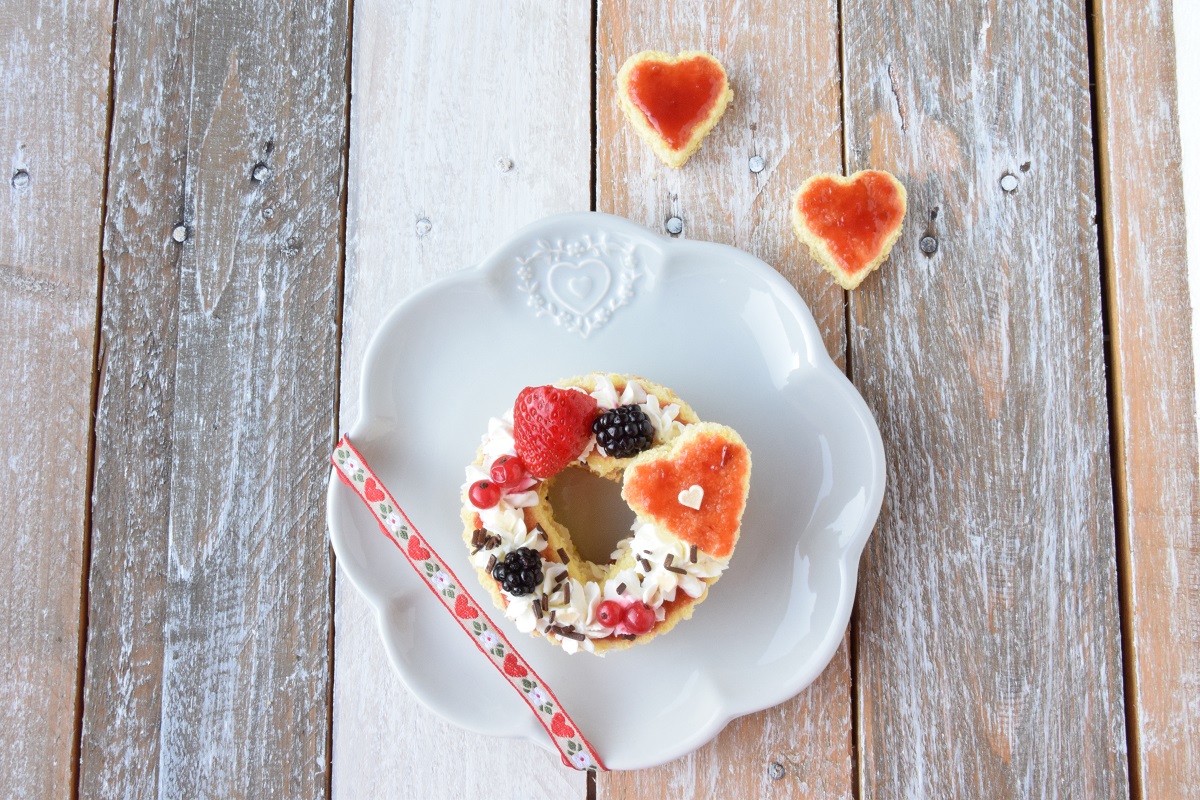 Mini Cream Tart di San Valentino con Panna Montata e Confettura di Fragole