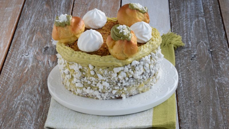 Sponge Cake con Crema al Pistacchio e Meringhe