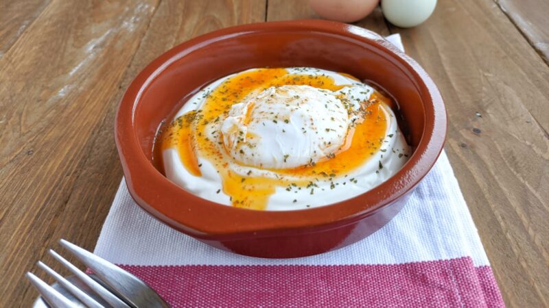 Çilbir: le Uova in Camicia con Yogurt all’Aglio per Il Club del 27 – Ricetta Turca