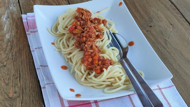 Spaghetti “alla bolognese” di Can e Sanem (Bolonez Soslu Makarna Tarifi) – Erkenci Kuş